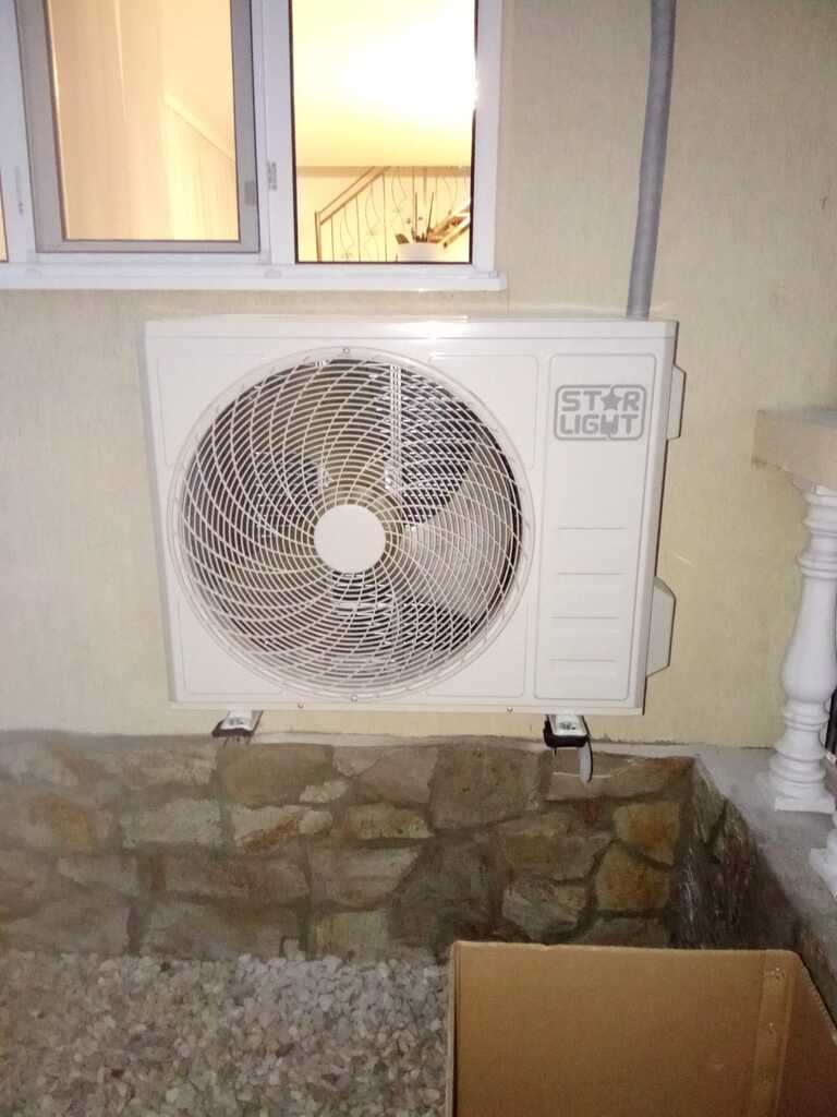 Montaj aer condiționat Star-Light unitate exterioară instalată pe suport la nivelul solului.